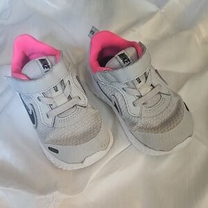 👪 NIKE Revolution Size 7C